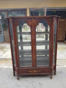 Vetrina in legno di mogano, mossa, con intarsi. Italia - XIX secolo